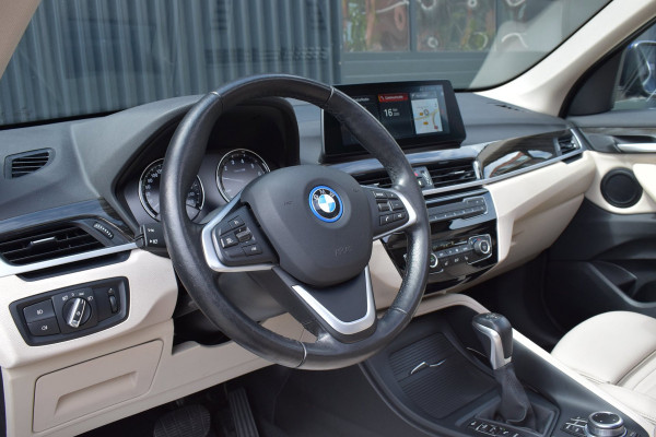 BMW X1 XDrive25e High Executive | PANO | 1E EIG | DEALER | LEDER | CAMERA | NAVI PROF | SPORTSTOELEN