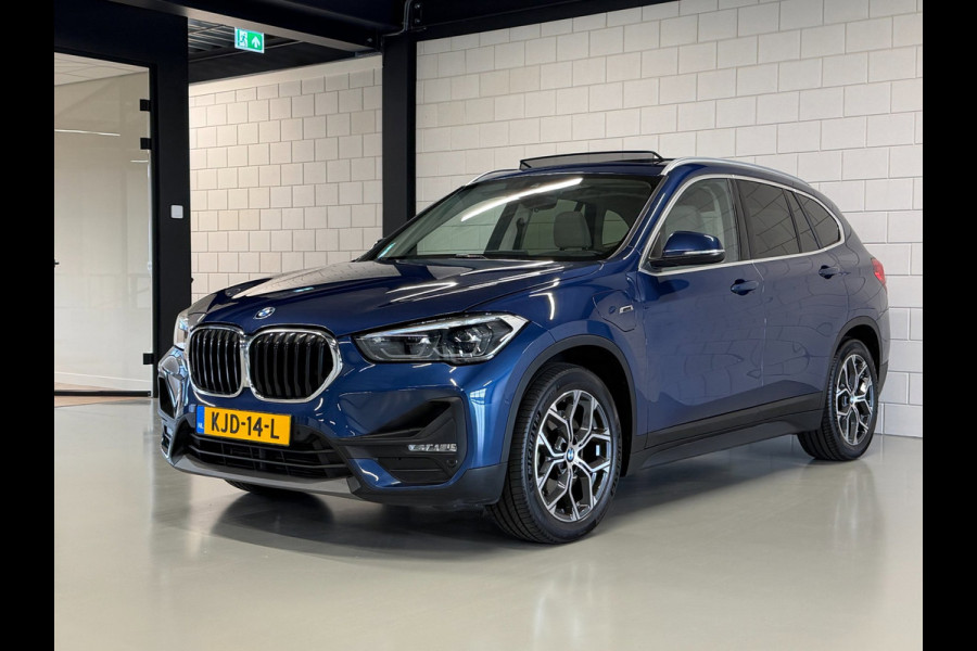 BMW X1 XDrive25e High Executive | PANO | 1E EIG | DEALER | LEDER | CAMERA | NAVI PROF | SPORTSTOELEN
