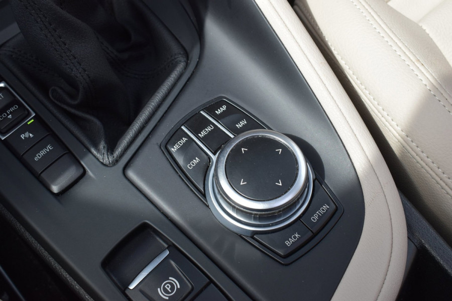 BMW X1 XDrive25e High Executive | PANO | 1E EIG | DEALER | LEDER | CAMERA | NAVI PROF | SPORTSTOELEN