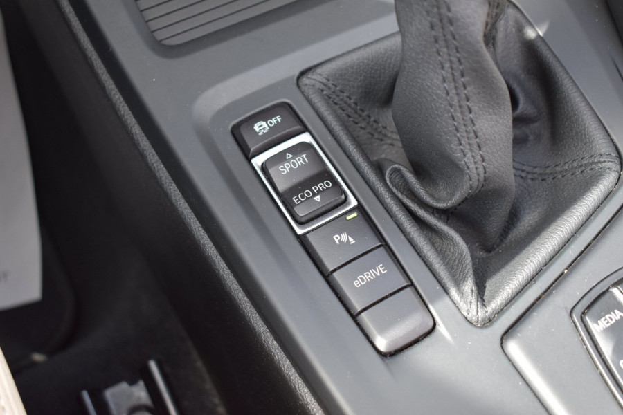 BMW X1 XDrive25e High Executive | PANO | 1E EIG | DEALER | LEDER | CAMERA | NAVI PROF | SPORTSTOELEN