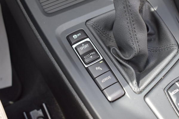 BMW X1 XDrive25e High Executive | PANO | 1E EIG | DEALER | LEDER | CAMERA | NAVI PROF | SPORTSTOELEN