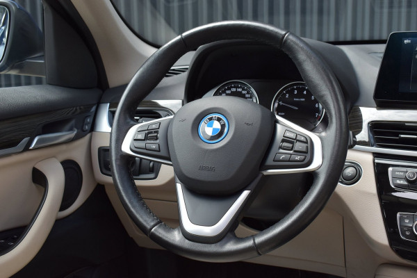 BMW X1 XDrive25e High Executive | PANO | 1E EIG | DEALER | LEDER | CAMERA | NAVI PROF | SPORTSTOELEN