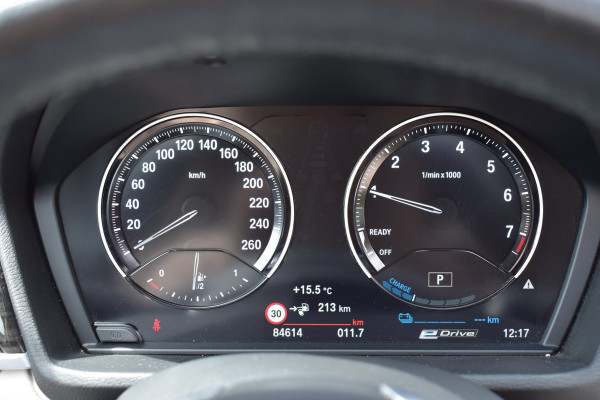 BMW X1 XDrive25e High Executive | PANO | 1E EIG | DEALER | LEDER | CAMERA | NAVI PROF | SPORTSTOELEN