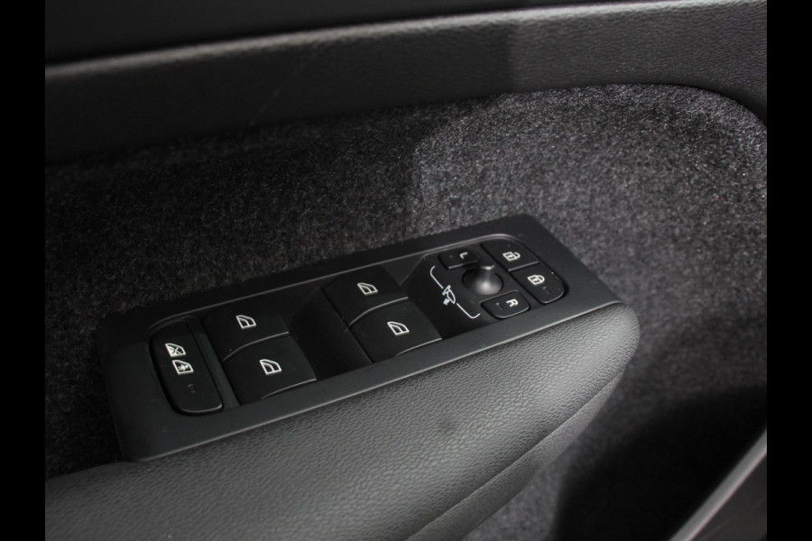 Volvo XC40 1.5 T5 Plug-in hybrid Plus Dark Camera Electrisch bedienbare kofferbak Adaptive Cruise Control Keyless Stoelverwarming Led dab Extra getint glas