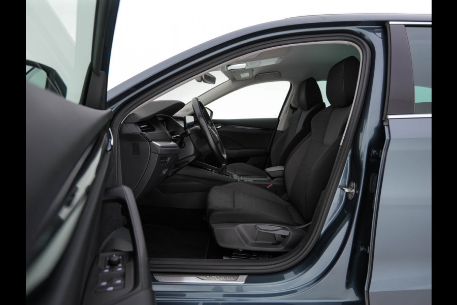 Škoda Octavia Combi 1.0 TSI Business Edition Plus (INCL-BTW) *FULL-LED | NAVI-FULLMAP | HEATED-COMFORTSEATS | DIGI-COCKPIT | CAMERA | KEYLESS | DAB | AMBIENTLIGHT | PRIVACYGLASS | ECC | CARPLAY | PDC | CRUISE | 17''ALU*