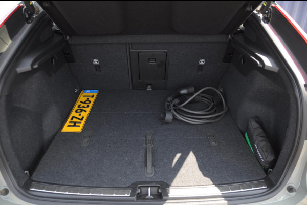 Volvo C40 252PK Automaat Single Ext. Range Plus 82 kWh / Adaptive cruise control  / Pilot assist / BLIS / Stoel en stuur verwarming / Elektrische achterklep / Parkeersensoren met camera / Google infotainment / Panoramadak