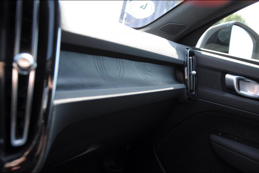 Volvo C40 252PK Automaat Single Ext. Range Plus 82 kWh / Adaptive cruise control  / Pilot assist / BLIS / Stoel en stuur verwarming / Elektrische achterklep / Parkeersensoren met camera / Google infotainment / Panoramadak