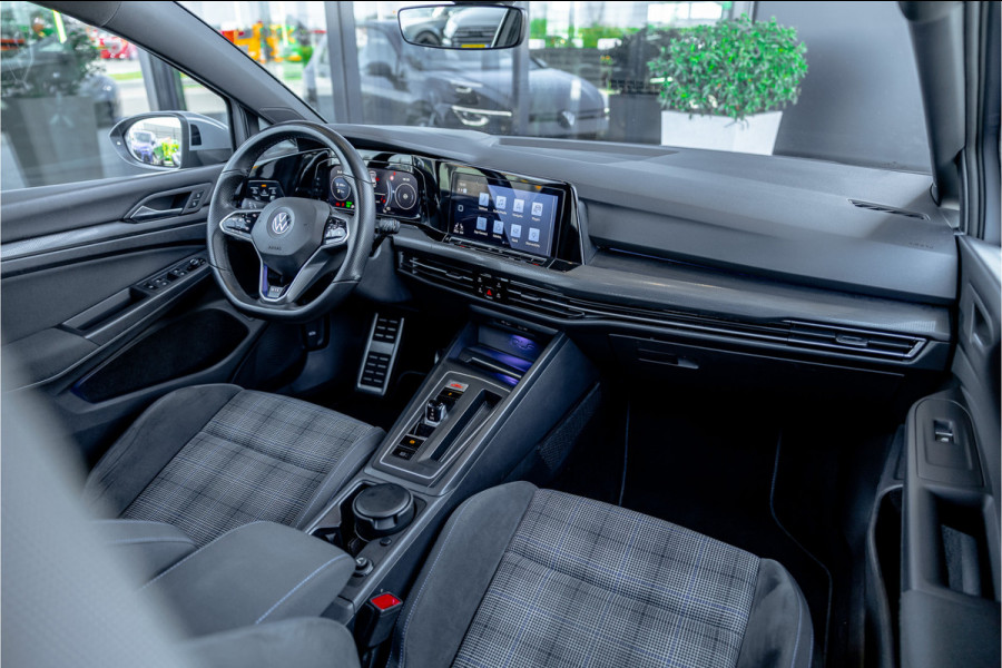 Volkswagen Golf 1.4 eHybrid Style - Panorama | Elek. Trekhaak | Camera | ACC
