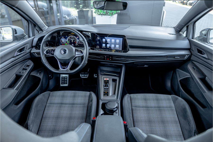 Volkswagen Golf 1.4 eHybrid Style - Panorama | Elek. Trekhaak | Camera | ACC