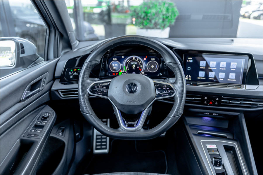Volkswagen Golf 1.4 eHybrid Style - Panorama | Elek. Trekhaak | Camera | ACC