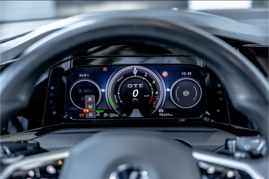 Volkswagen Golf 1.4 eHybrid Style - Panorama | Elek. Trekhaak | Camera | ACC