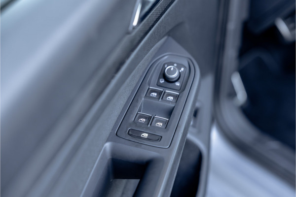 Volkswagen Golf 1.4 eHybrid Style - Panorama | Elek. Trekhaak | Camera | ACC
