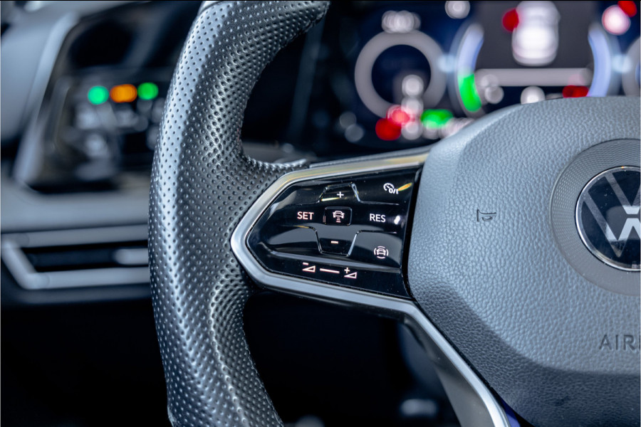 Volkswagen Golf 1.4 eHybrid Style - Panorama | Elek. Trekhaak | Camera | ACC