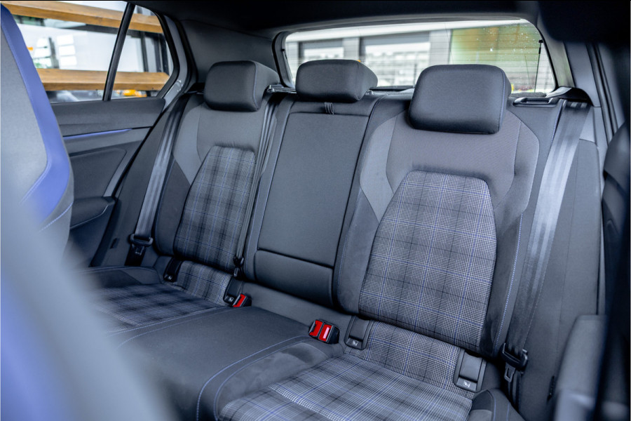 Volkswagen Golf 1.4 eHybrid Style - Panorama | Elek. Trekhaak | Camera | ACC