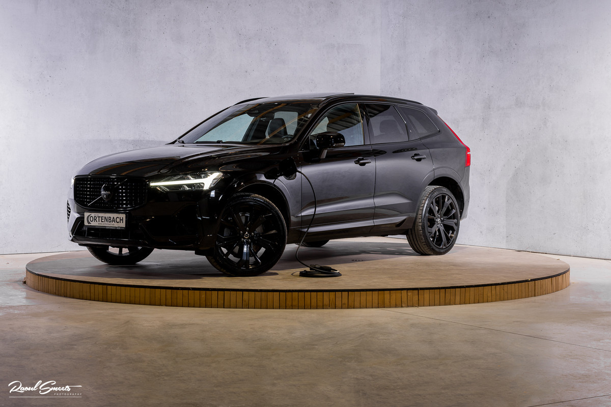 Volvo XC60 2.0 T6 Plug-in hybrid AWD Ultra Black Edition Long Range | Zwenkbare trekhaak | Panorama dak | Stoelverkoeling+Massage | Blis | Memory |