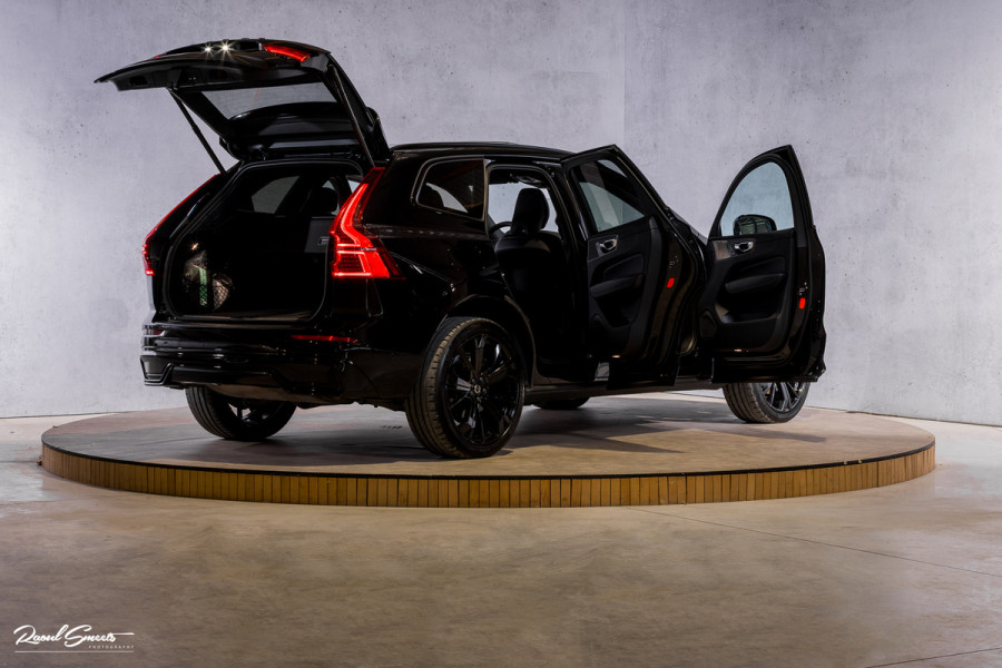 Volvo XC60 2.0 T6 Plug-in hybrid AWD Ultra Black Edition Long Range | Zwenkbare trekhaak | Panorama dak | Stoelverkoeling+Massage | Blis | Memory |