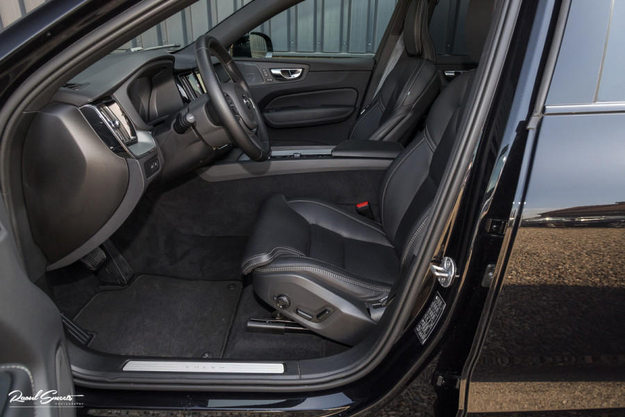 Volvo XC60 2.0 T6 Plug-in hybrid AWD Ultra Black Edition Long Range | Zwenkbare trekhaak | Panorama dak | Stoelverkoeling+Massage | Blis | Memory |