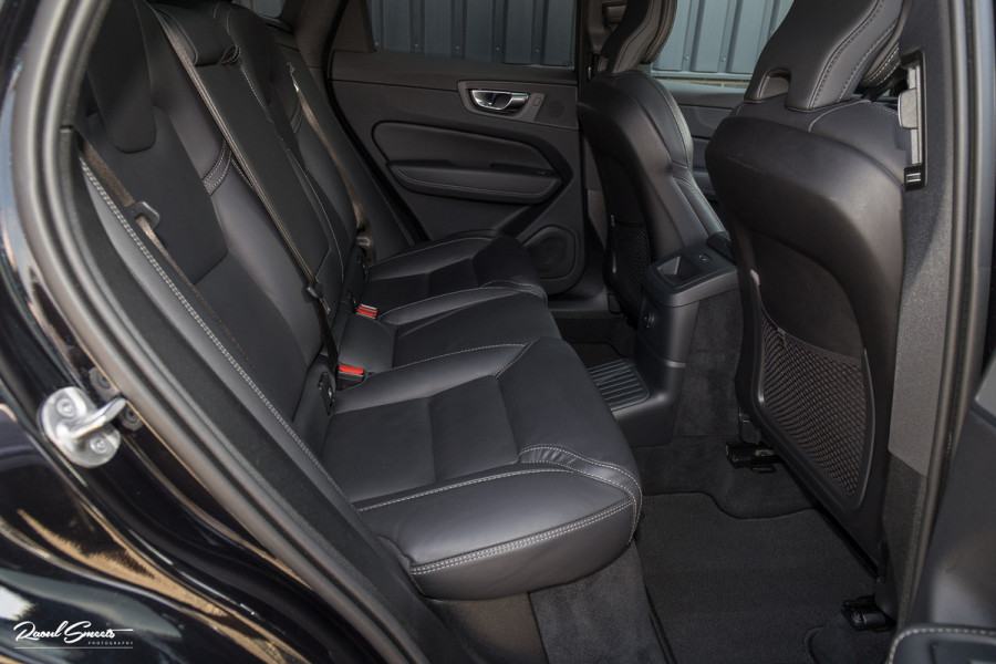 Volvo XC60 2.0 T6 Plug-in hybrid AWD Ultra Black Edition Long Range | Zwenkbare trekhaak | Panorama dak | Stoelverkoeling+Massage | Blis | Memory |