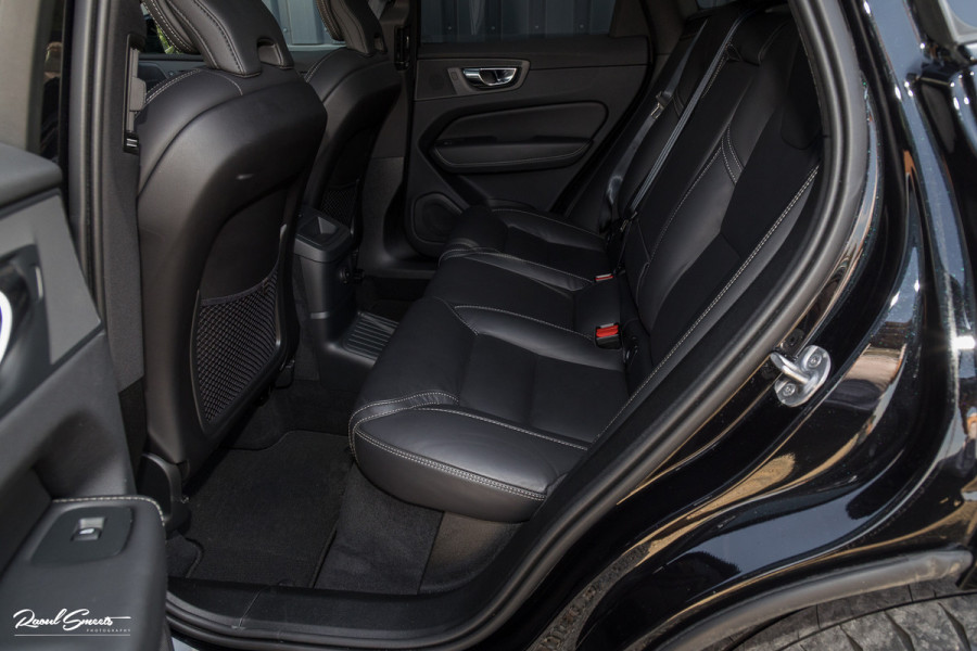 Volvo XC60 2.0 T6 Plug-in hybrid AWD Ultra Black Edition Long Range | Zwenkbare trekhaak | Panorama dak | Stoelverkoeling+Massage | Blis | Memory |