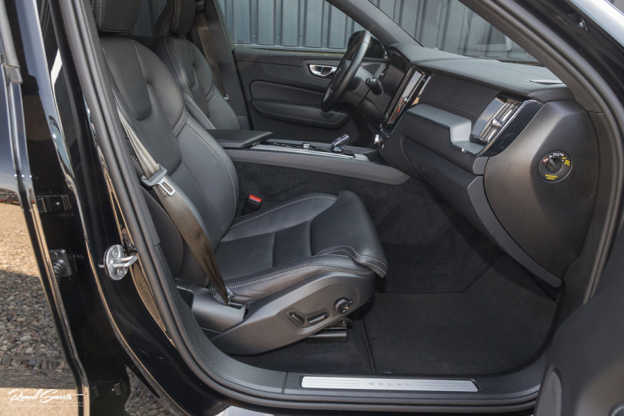 Volvo XC60 2.0 T6 Plug-in hybrid AWD Ultra Black Edition Long Range | Zwenkbare trekhaak | Panorama dak | Stoelverkoeling+Massage | Blis | Memory |