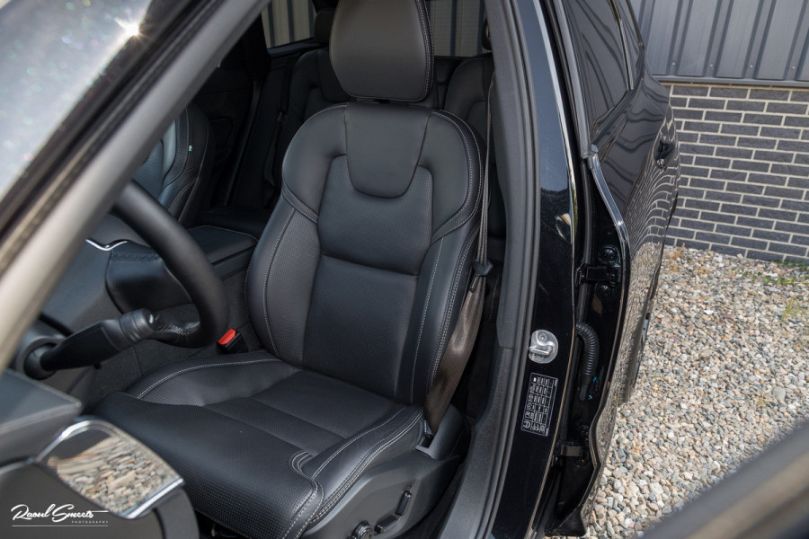 Volvo XC60 2.0 T6 Plug-in hybrid AWD Ultra Black Edition Long Range | Zwenkbare trekhaak | Panorama dak | Stoelverkoeling+Massage | Blis | Memory |