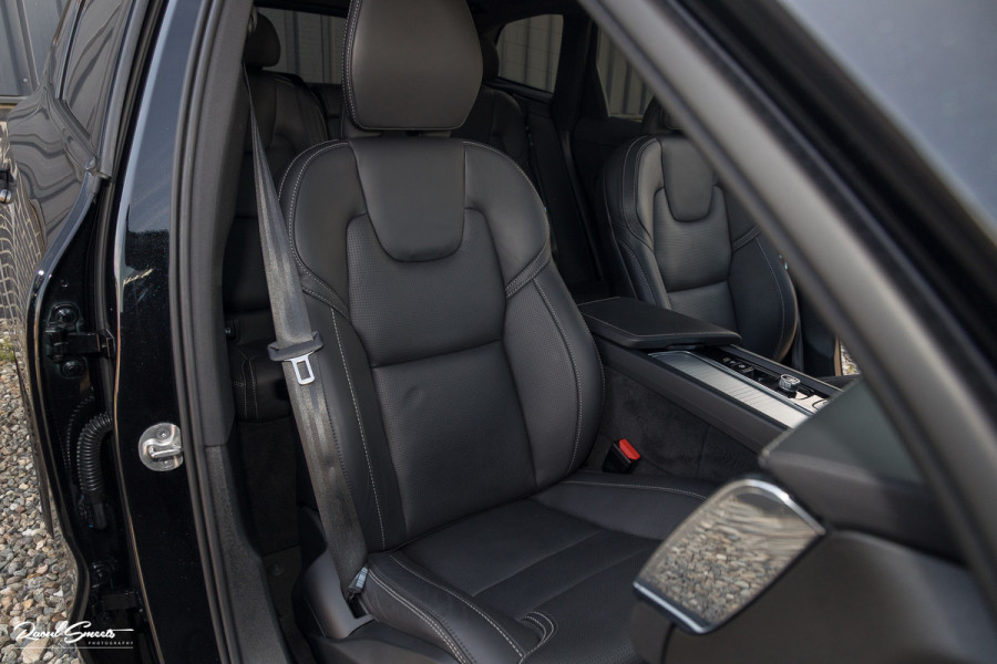 Volvo XC60 2.0 T6 Plug-in hybrid AWD Ultra Black Edition Long Range | Zwenkbare trekhaak | Panorama dak | Stoelverkoeling+Massage | Blis | Memory |