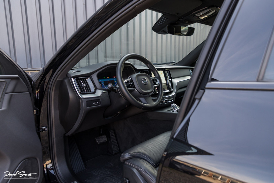 Volvo XC60 2.0 T6 Plug-in hybrid AWD Ultra Black Edition Long Range | Zwenkbare trekhaak | Panorama dak | Stoelverkoeling+Massage | Blis | Memory |