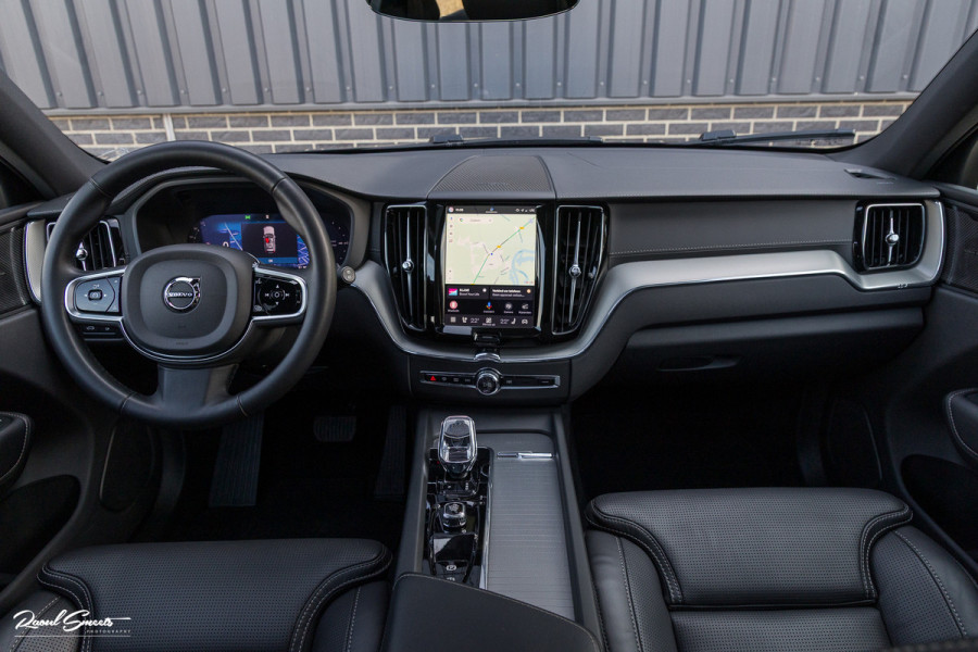 Volvo XC60 2.0 T6 Plug-in hybrid AWD Ultra Black Edition Long Range | Zwenkbare trekhaak | Panorama dak | Stoelverkoeling+Massage | Blis | Memory |