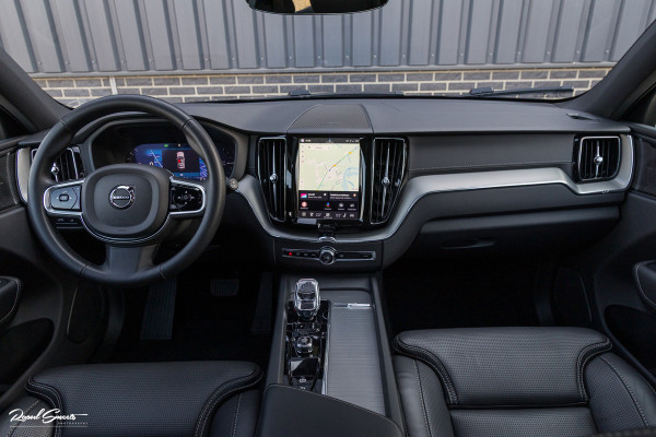 Volvo XC60 2.0 T6 Plug-in hybrid AWD Ultra Black Edition Long Range | Zwenkbare trekhaak | Panorama dak | Stoelverkoeling+Massage | Blis | Memory |