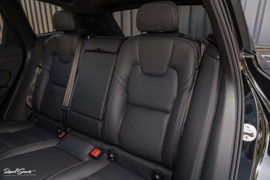 Volvo XC60 2.0 T6 Plug-in hybrid AWD Ultra Black Edition Long Range | Zwenkbare trekhaak | Panorama dak | Stoelverkoeling+Massage | Blis | Memory |
