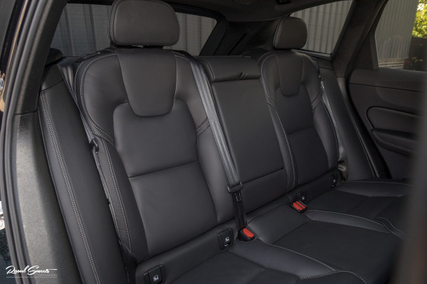 Volvo XC60 2.0 T6 Plug-in hybrid AWD Ultra Black Edition Long Range | Zwenkbare trekhaak | Panorama dak | Stoelverkoeling+Massage | Blis | Memory |