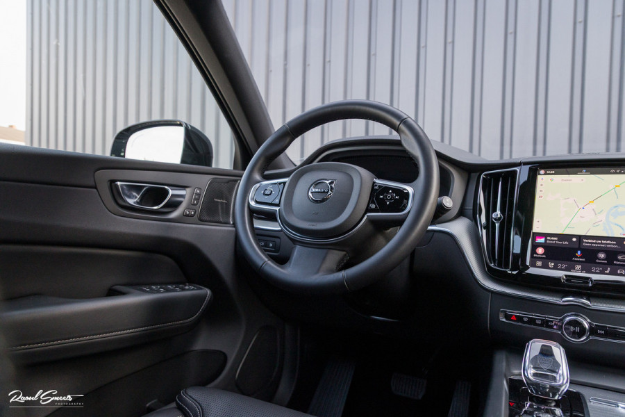 Volvo XC60 2.0 T6 Plug-in hybrid AWD Ultra Black Edition Long Range | Zwenkbare trekhaak | Panorama dak | Stoelverkoeling+Massage | Blis | Memory |