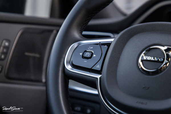 Volvo XC60 2.0 T6 Plug-in hybrid AWD Ultra Black Edition Long Range | Zwenkbare trekhaak | Panorama dak | Stoelverkoeling+Massage | Blis | Memory |