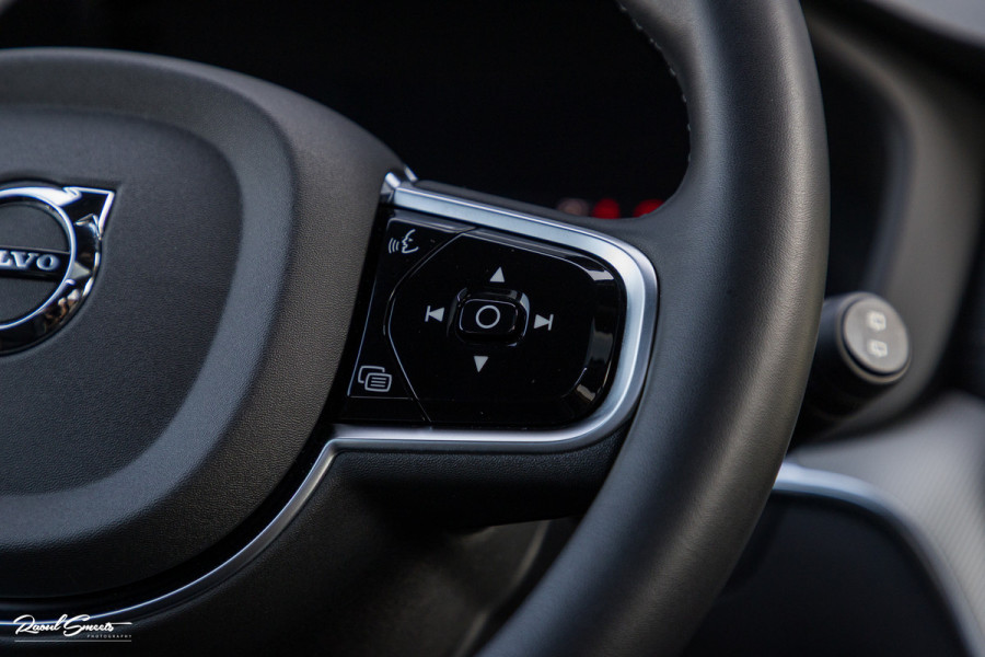 Volvo XC60 2.0 T6 Plug-in hybrid AWD Ultra Black Edition Long Range | Zwenkbare trekhaak | Panorama dak | Stoelverkoeling+Massage | Blis | Memory |