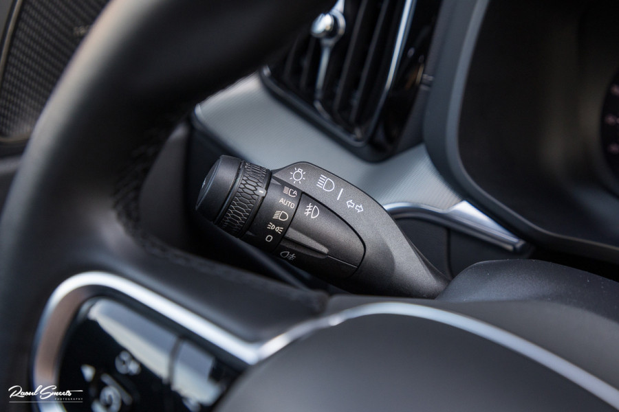 Volvo XC60 2.0 T6 Plug-in hybrid AWD Ultra Black Edition Long Range | Zwenkbare trekhaak | Panorama dak | Stoelverkoeling+Massage | Blis | Memory |