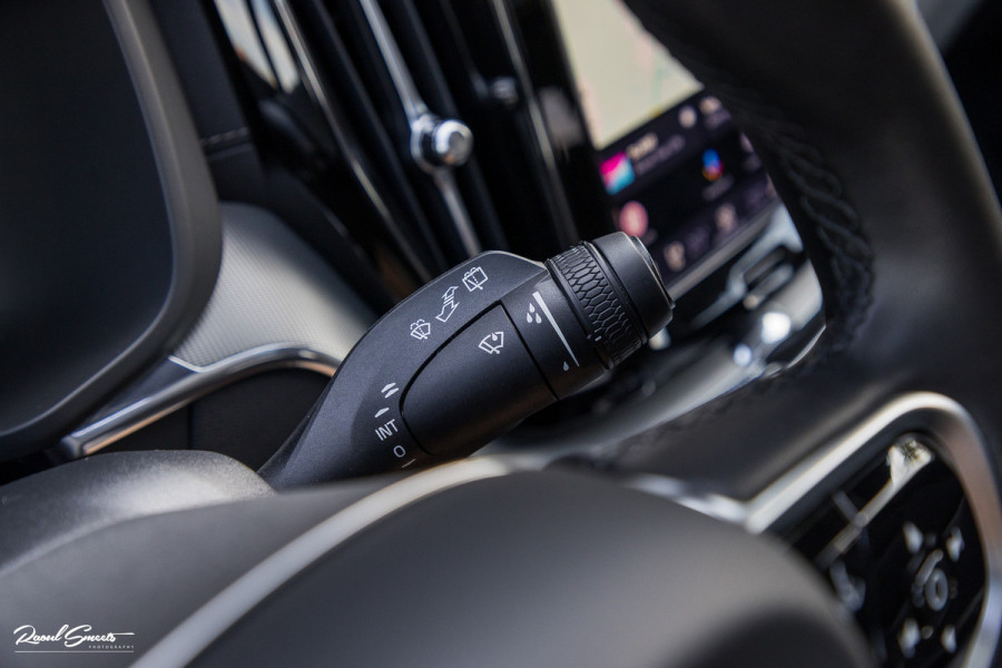 Volvo XC60 2.0 T6 Plug-in hybrid AWD Ultra Black Edition Long Range | Zwenkbare trekhaak | Panorama dak | Stoelverkoeling+Massage | Blis | Memory |