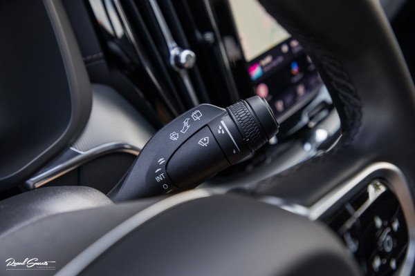 Volvo XC60 2.0 T6 Plug-in hybrid AWD Ultra Black Edition Long Range | Zwenkbare trekhaak | Panorama dak | Stoelverkoeling+Massage | Blis | Memory |