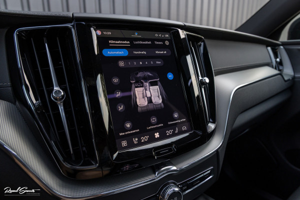 Volvo XC60 2.0 T6 Plug-in hybrid AWD Ultra Black Edition Long Range | Zwenkbare trekhaak | Panorama dak | Stoelverkoeling+Massage | Blis | Memory |