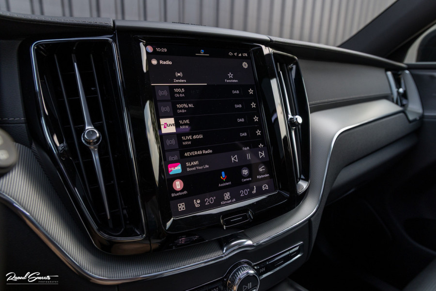 Volvo XC60 2.0 T6 Plug-in hybrid AWD Ultra Black Edition Long Range | Zwenkbare trekhaak | Panorama dak | Stoelverkoeling+Massage | Blis | Memory |