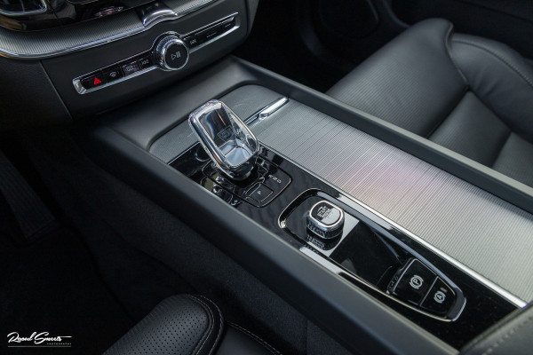 Volvo XC60 2.0 T6 Plug-in hybrid AWD Ultra Black Edition Long Range | Zwenkbare trekhaak | Panorama dak | Stoelverkoeling+Massage | Blis | Memory |
