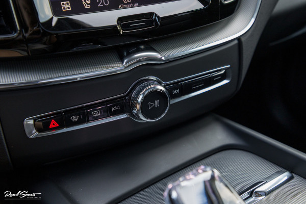 Volvo XC60 2.0 T6 Plug-in hybrid AWD Ultra Black Edition Long Range | Zwenkbare trekhaak | Panorama dak | Stoelverkoeling+Massage | Blis | Memory |