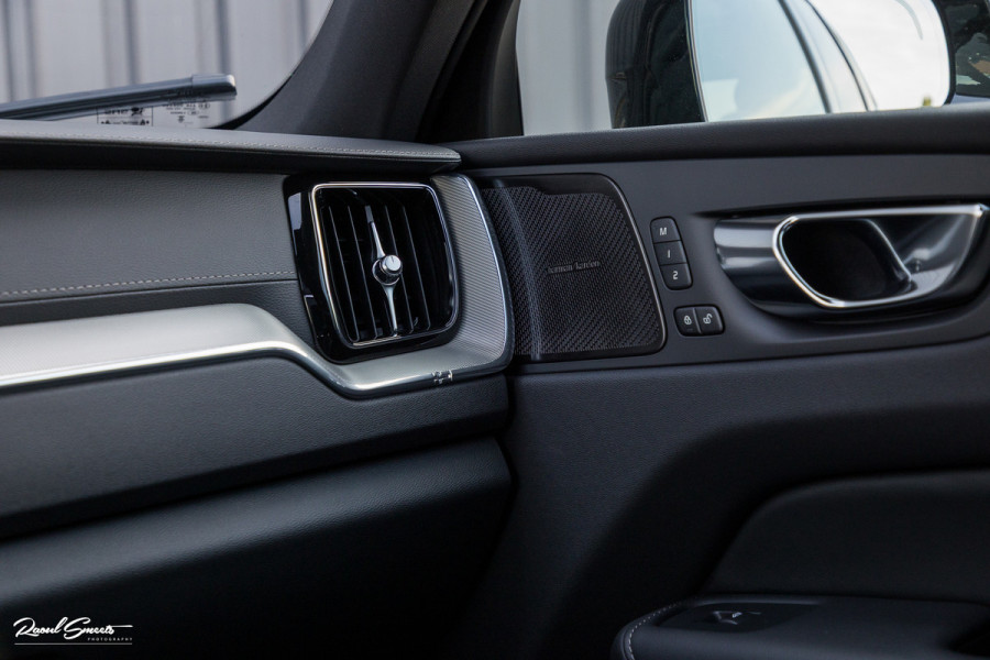 Volvo XC60 2.0 T6 Plug-in hybrid AWD Ultra Black Edition Long Range | Zwenkbare trekhaak | Panorama dak | Stoelverkoeling+Massage | Blis | Memory |