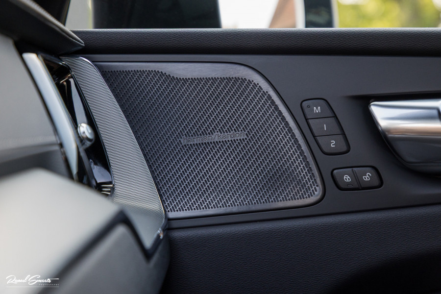 Volvo XC60 2.0 T6 Plug-in hybrid AWD Ultra Black Edition Long Range | Zwenkbare trekhaak | Panorama dak | Stoelverkoeling+Massage | Blis | Memory |