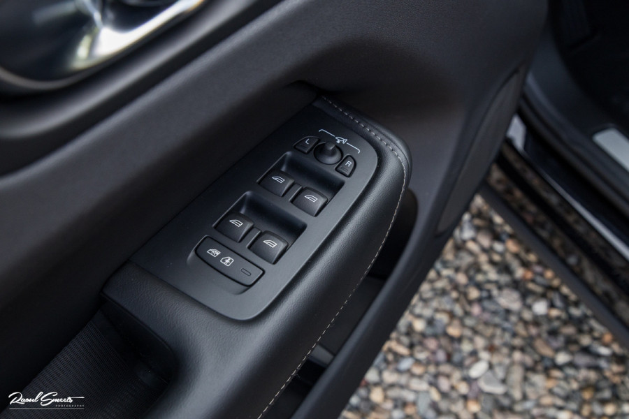 Volvo XC60 2.0 T6 Plug-in hybrid AWD Ultra Black Edition Long Range | Zwenkbare trekhaak | Panorama dak | Stoelverkoeling+Massage | Blis | Memory |