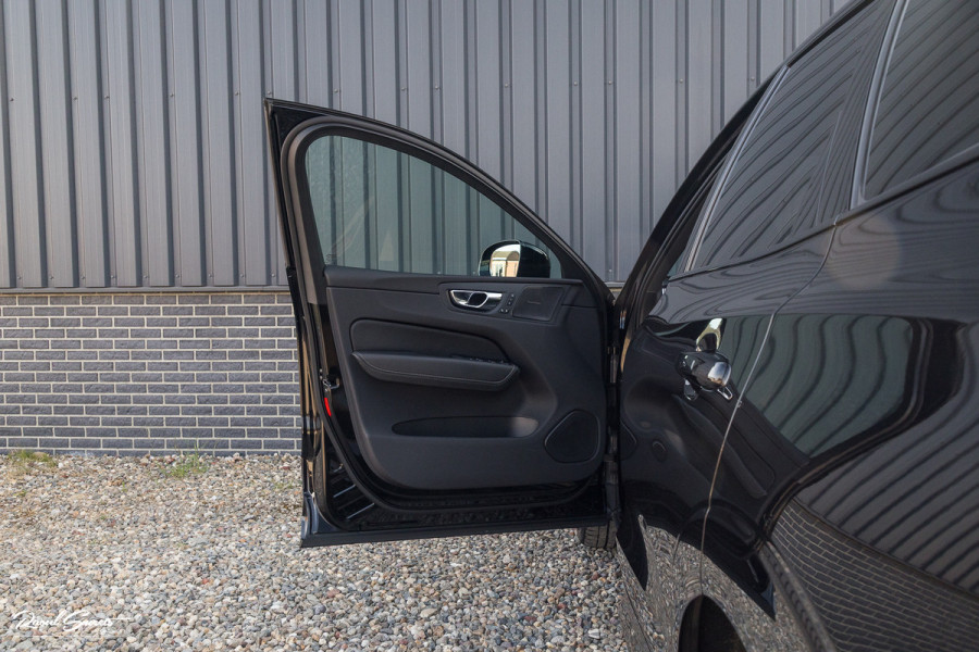 Volvo XC60 2.0 T6 Plug-in hybrid AWD Ultra Black Edition Long Range | Zwenkbare trekhaak | Panorama dak | Stoelverkoeling+Massage | Blis | Memory |