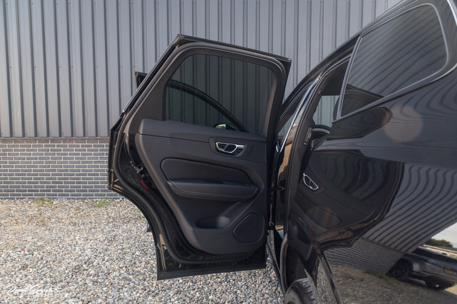 Volvo XC60 2.0 T6 Plug-in hybrid AWD Ultra Black Edition Long Range | Zwenkbare trekhaak | Panorama dak | Stoelverkoeling+Massage | Blis | Memory |