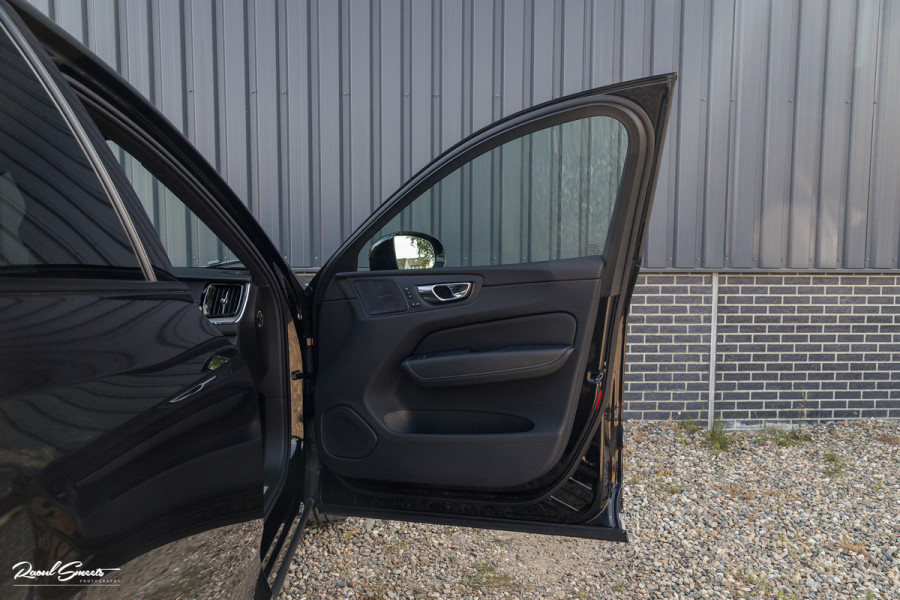 Volvo XC60 2.0 T6 Plug-in hybrid AWD Ultra Black Edition Long Range | Zwenkbare trekhaak | Panorama dak | Stoelverkoeling+Massage | Blis | Memory |