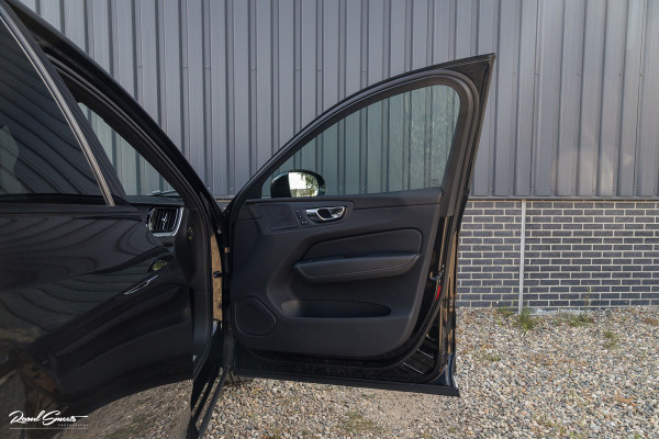 Volvo XC60 2.0 T6 Plug-in hybrid AWD Ultra Black Edition Long Range | Zwenkbare trekhaak | Panorama dak | Stoelverkoeling+Massage | Blis | Memory |
