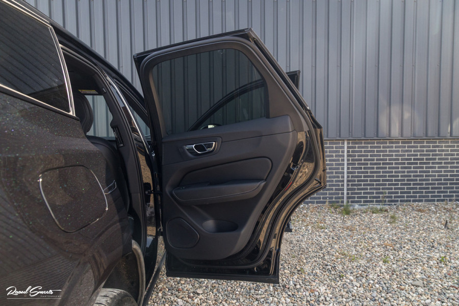 Volvo XC60 2.0 T6 Plug-in hybrid AWD Ultra Black Edition Long Range | Zwenkbare trekhaak | Panorama dak | Stoelverkoeling+Massage | Blis | Memory |