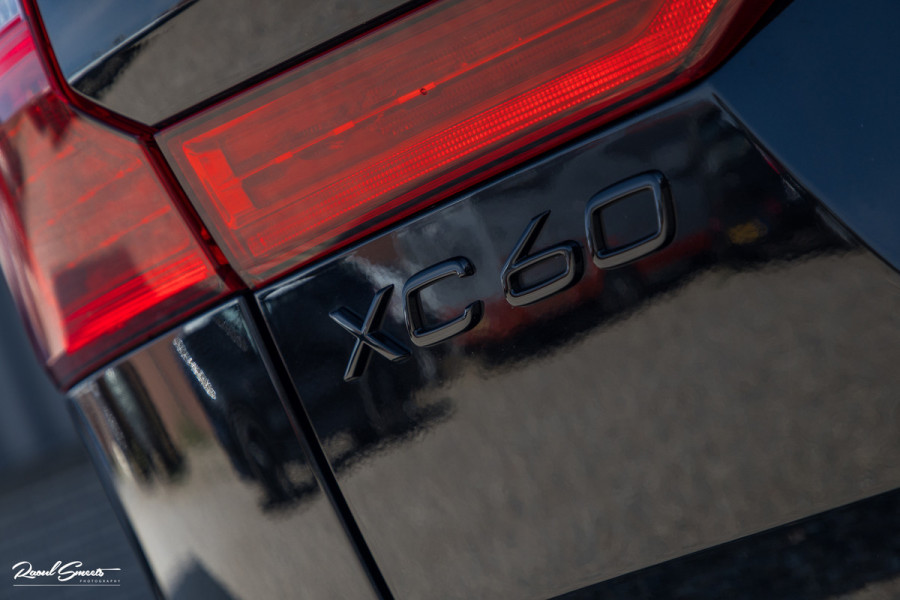 Volvo XC60 2.0 T6 Plug-in hybrid AWD Ultra Black Edition Long Range | Zwenkbare trekhaak | Panorama dak | Stoelverkoeling+Massage | Blis | Memory |